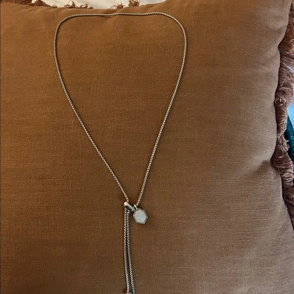 Metal adjustable bolo necklace with hexagonal pendant - Picture 5 of 6